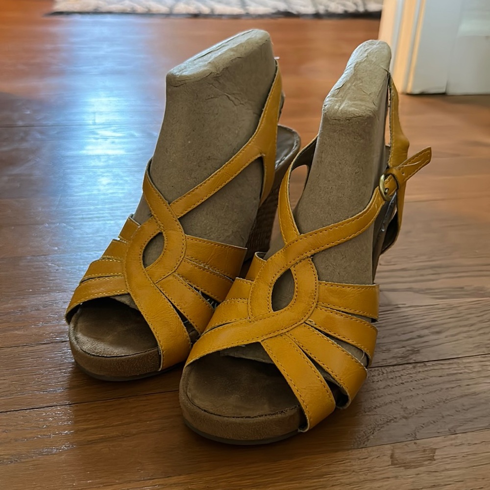 Aerosoles size 7 1/2 US 5 1/2 EU 3” heels with 1/2” lift. Comfy, cute, strappy.